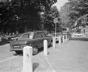 859495 Afbeelding van verkeerd geparkeerde auto's op de Pelmolenweg te Utrecht, ter hoogte van de Geertekerk (Geertekerkhof).